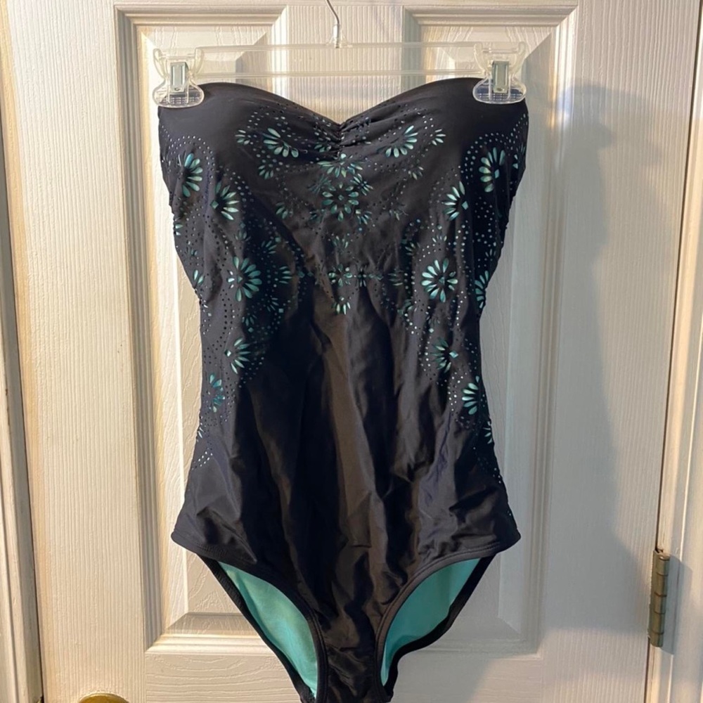 STRAPLESS BLUE AND BLACK ONE PIECE BATHING SUIT
